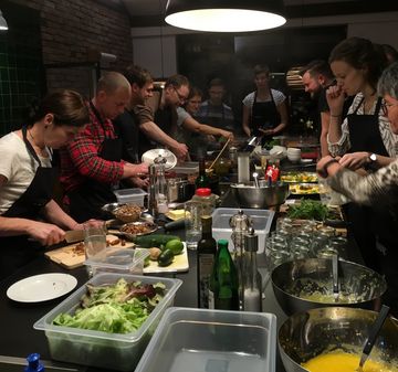 Die große Event-Küche bietet Platz genug für die Teilnehmer.