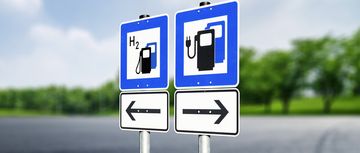 Straßenschilder weisen den Weg zu Wasserstofftankstelle und Elektroauto-Ladestation