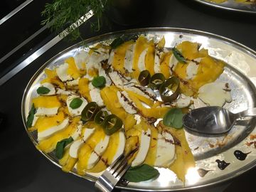 Fruchtig-frisch: Mango-Mozzarella-Salat mit Feigen-Balsamico.